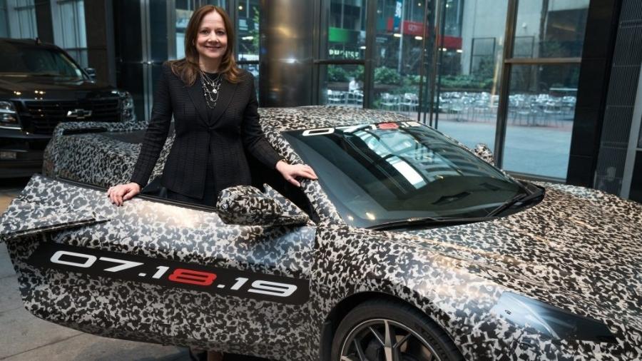 Mary Barra, presidente global da GM, apresenta nova geração do Chevrolet Corvette... ainda camuflado - Jennifer Altman/Divulgação