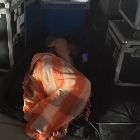 Funcionários dormindo embaixo do palco Sunset, durante o Rock in Rio de 2019 - Superintendência Rock In Rio