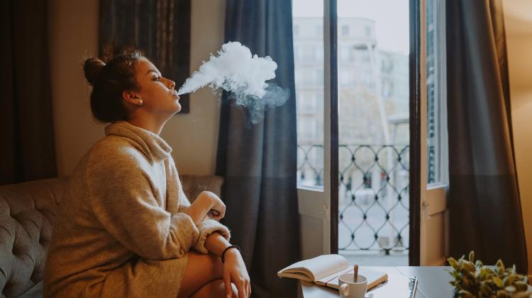 cigarro eletrônico, mulher fumando, fumaça, cigarro - iStock - iStock