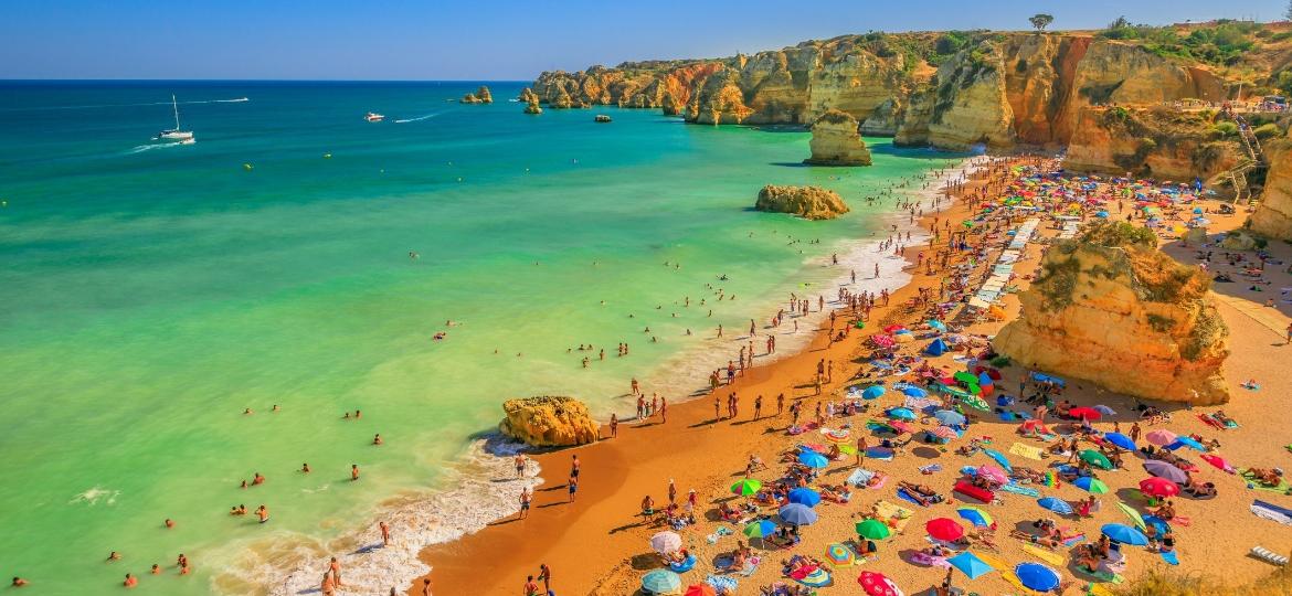 Algarve, em Portugal, é um dos destinos favoritos no verão europeu  - Getty Images