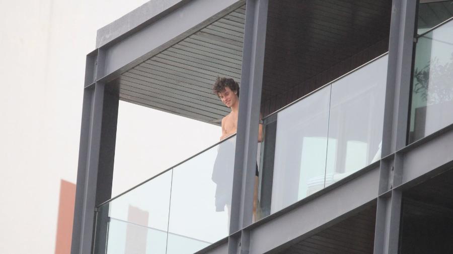 2.dez.2019 - Shawn Mendes aparece sem camisa na sacada do hotel onde está hospedado no Rio - Agnews