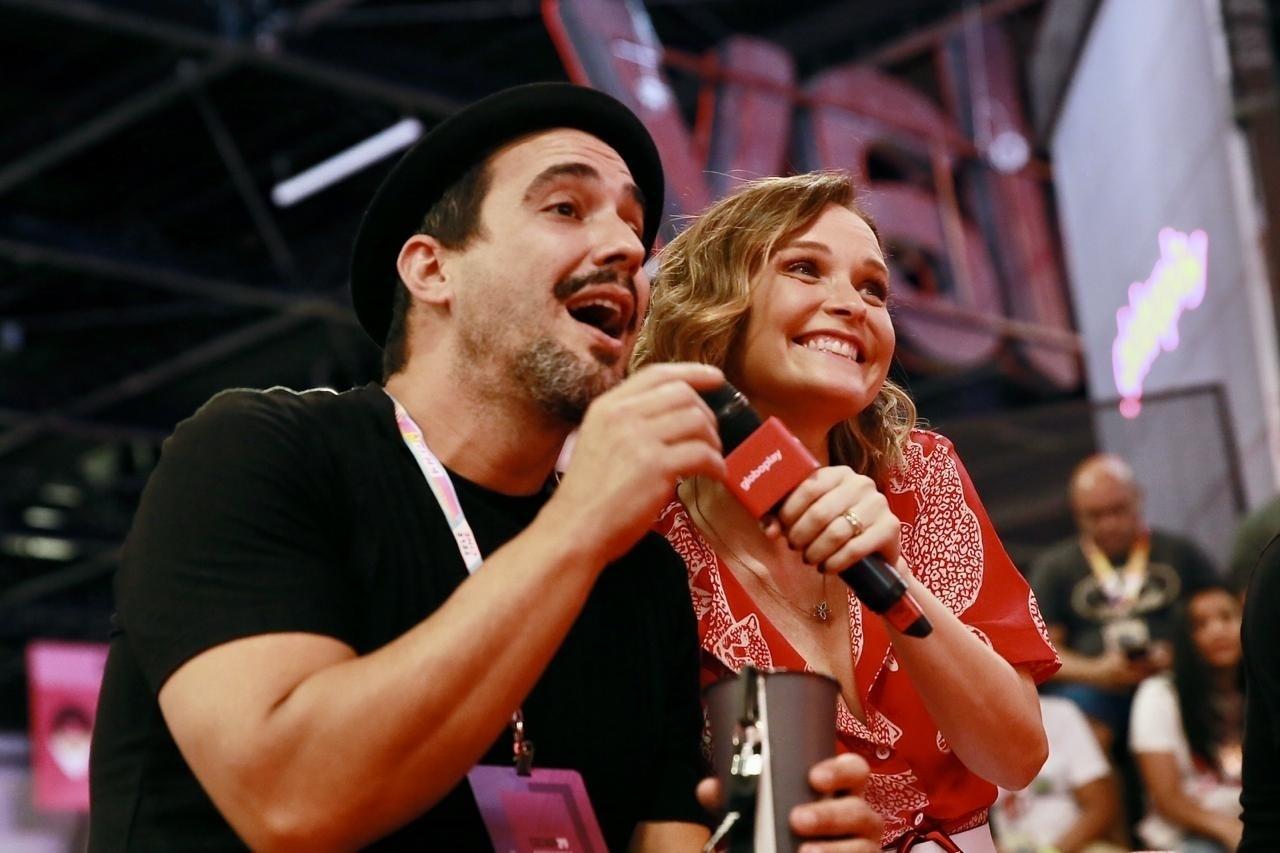 André Marques (Mocotó) e Fernanda Rodrigues (Luiza), que atuaram em Malhação, participam de auditório na CCXP - Iwi Onodera/UOL