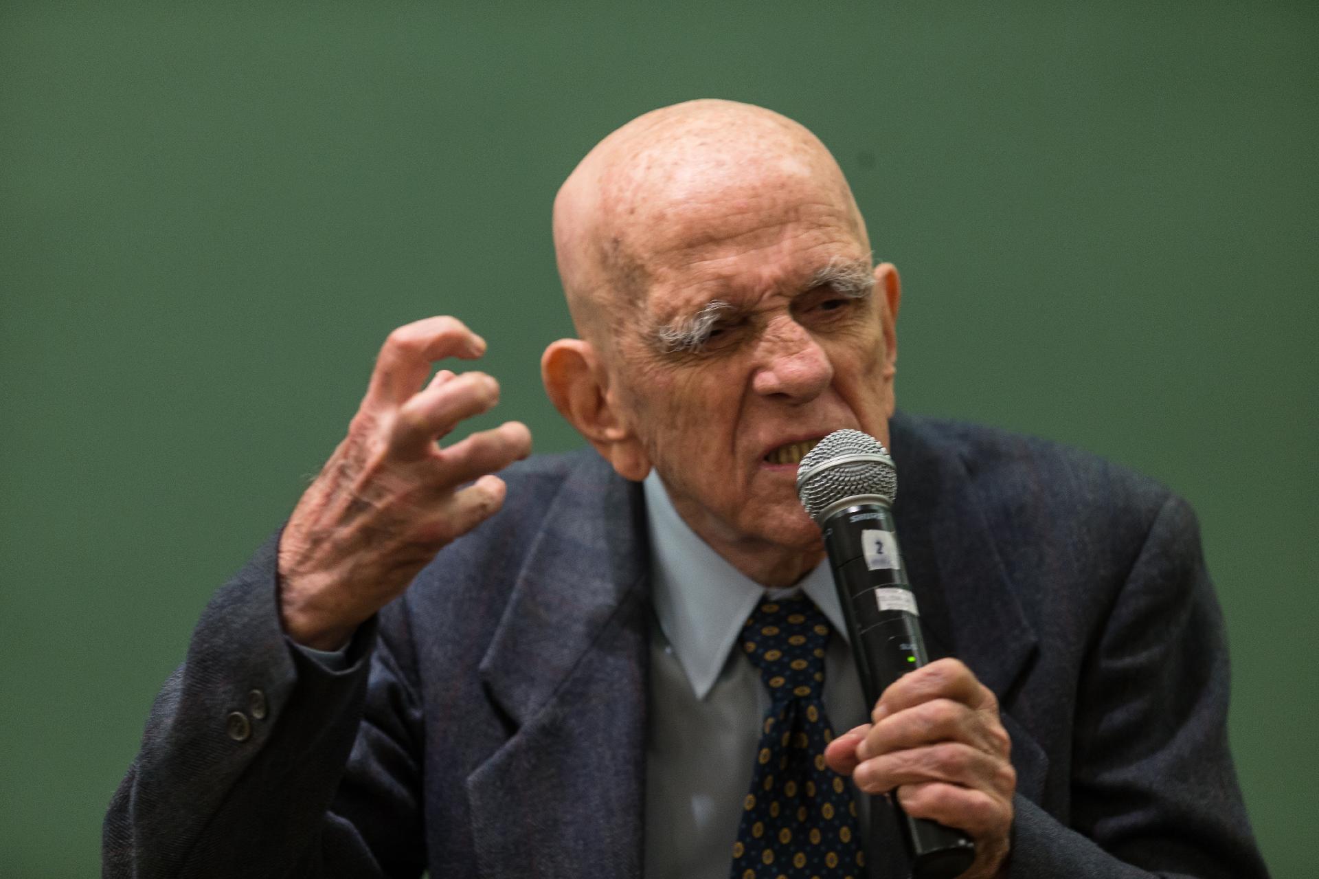 Cultura 10.04.2017 - autor rubem fonseca discursa durante cerimônia de premiação na aBl; realizada em 2015. (Foto: Ricardo Borges 16.07.2015/Folhapress) - Ricardo Borges/Folhapress)