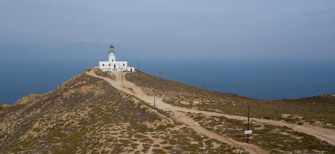 O farol de Armenistis Mikonos, na Grécia. A estrutura foi construída em 1891 e está localizado em Cape Armenistis - Athanasios Gioumpasis/Getty Images