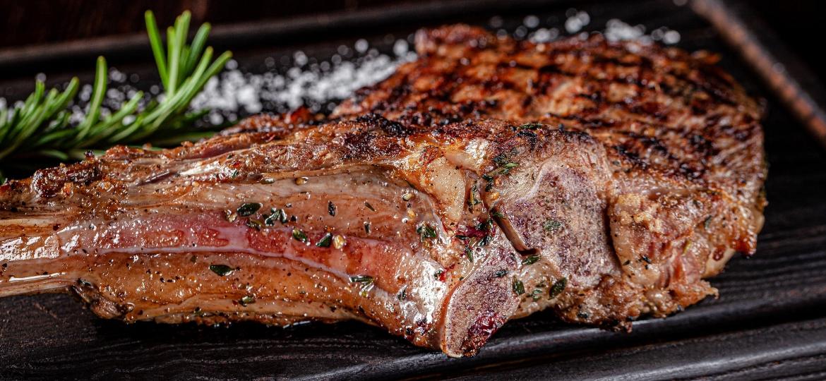 Mais sabor e suculência fazem da técnica dry-aged um sucesso entre os apaixonados por carnes - Getty Images