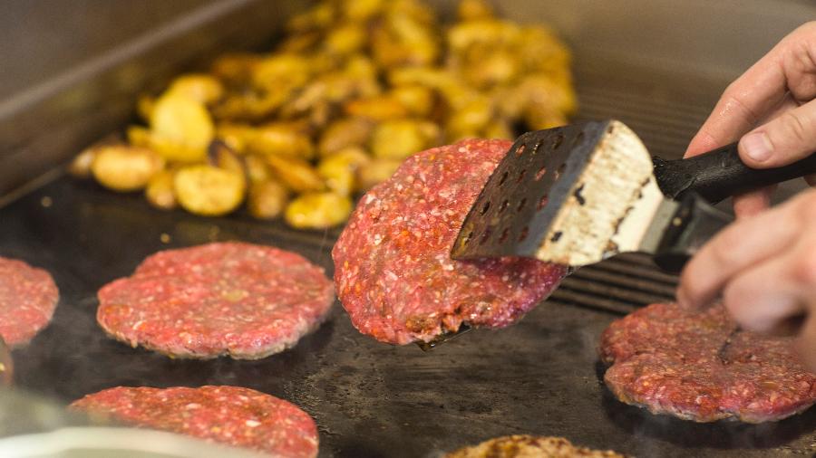 Chapa para hambúrguer: como escolher a sua e garantir bons lanches - Getty Images