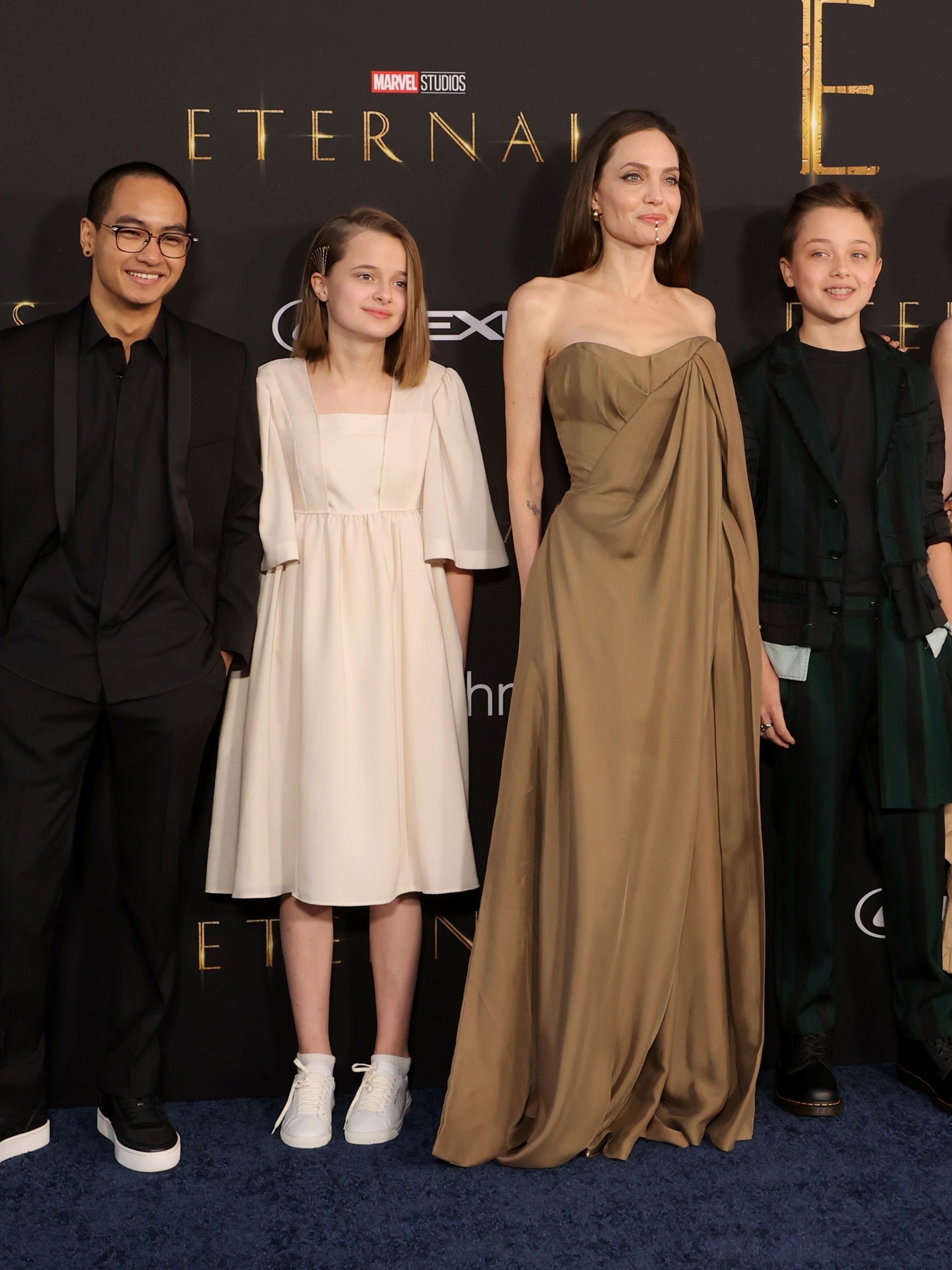 Angelina Jolie posa com 5 dos 6 filhos; veja como eles estão • DOL