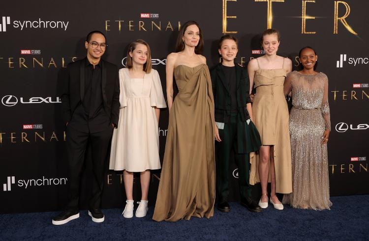 Angelina Jolie posou com os filhos em pré-estreia de 'Eternos', em 2021