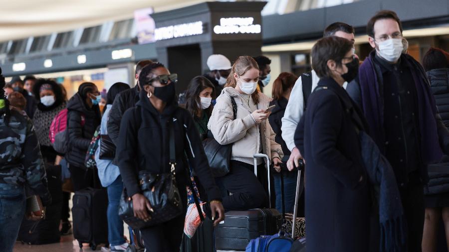Companhias e aeroportos ainda são obrigados por lei federal a exigir o uso de máscaras de passageiros nos EUA - Getty Images