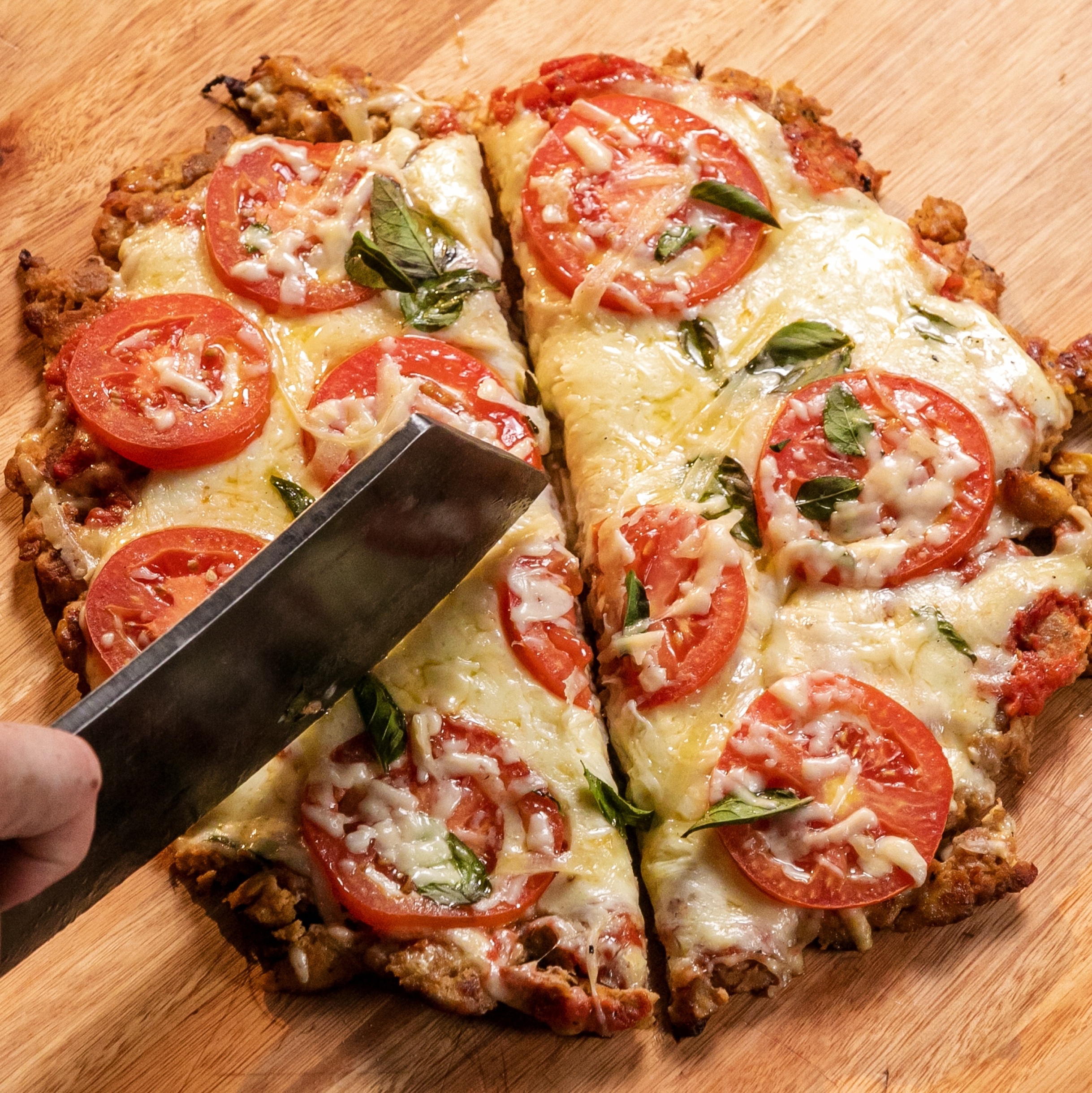 PIZZA CASEIRA DE LINGUIÇA TOSCANA, MILHO, AZEITONAS E REQUEIJÃO DO MIS