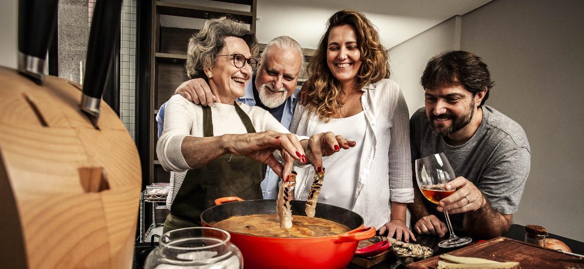 O casal Ana e Angel prepara com os filhos Nádia e Raul sua receita de família: herança espanhola - Fernando Moraes/UOL