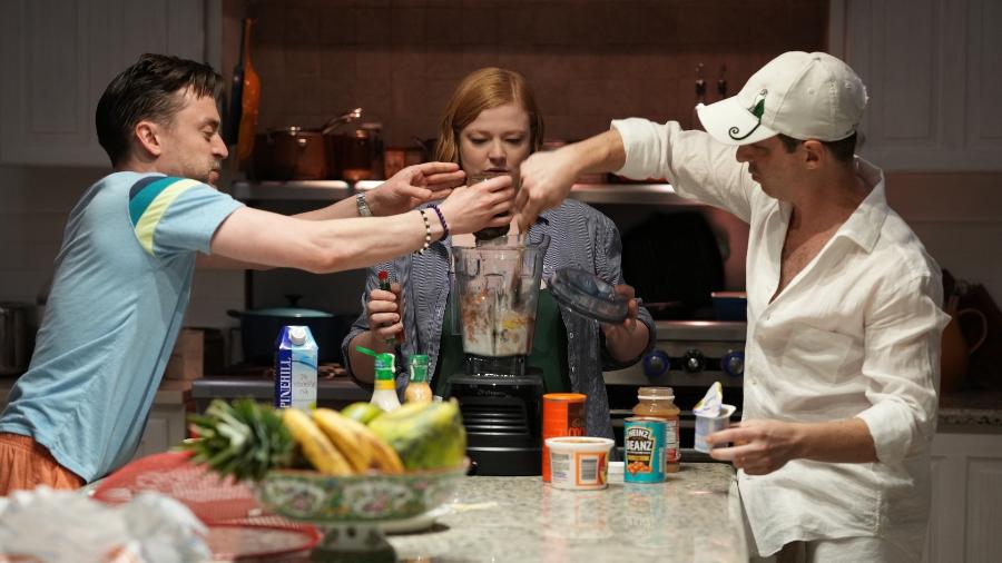 "Uma refeição digna de um rei": Roman (Kieran Culkin), Shiv (Sarah Snook) e Kendall (Jeremy Strong) se divertem juntos no episódio final de "Succession" - Divulgação/HBO