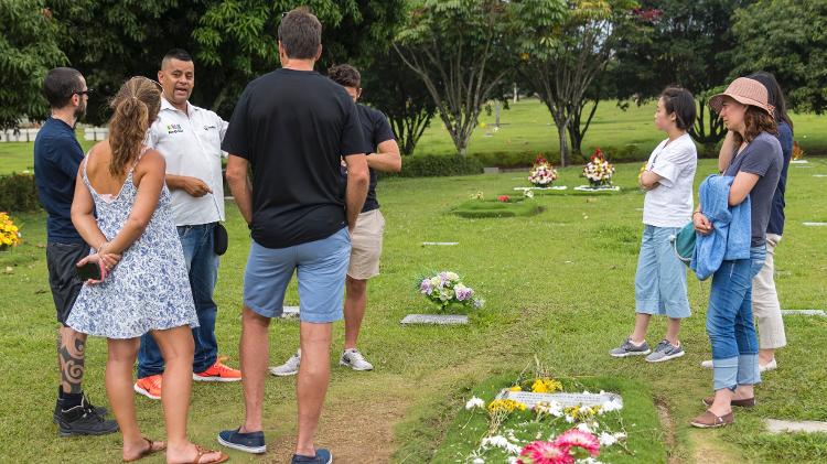 Um grupo de turistas visita o túmulo de Griselda Blanco. Em Medellín, os vestígios dos antigos cartéis da droga são onipresentes.