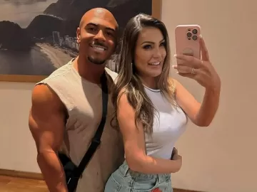 Andressa Urach assina 'contrato de namoro' com ator pornô