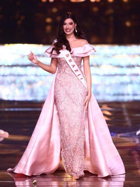 Leticia Frota no palco do Miss Mundo 2024, na índia