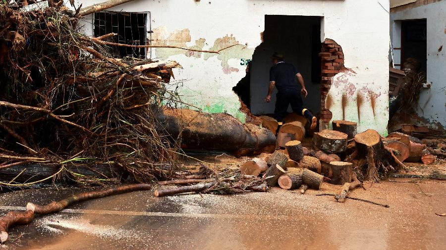 Homem caminha por destroços em Relvado, no Rio Grande do Sul
