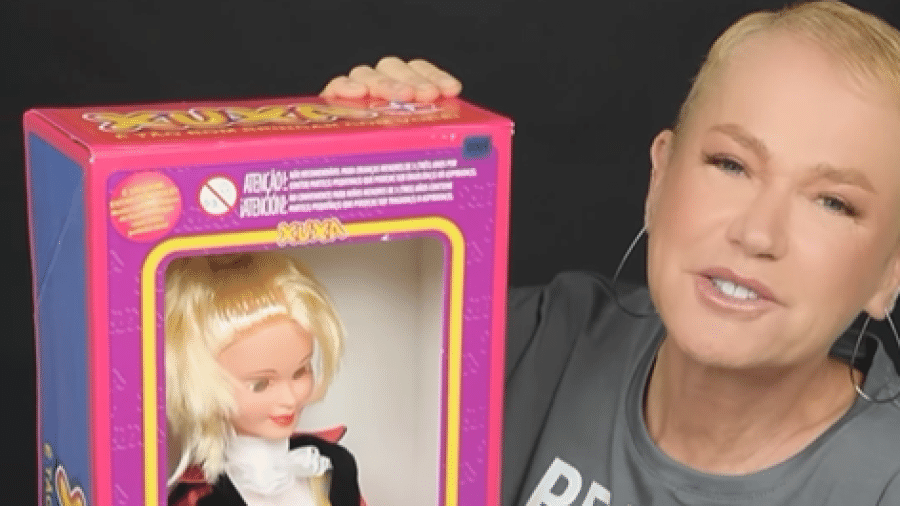 Xuxa Meneghel posa ao lado da nova versão de sua boneca