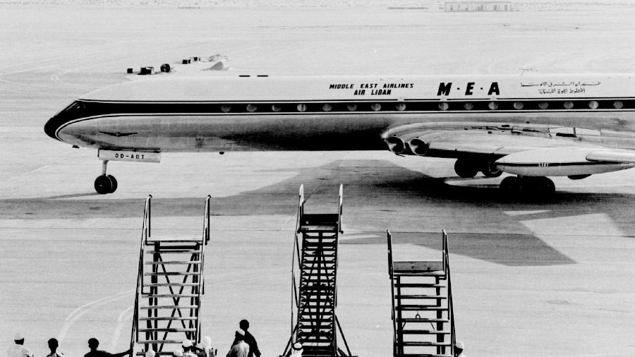 Primeira aeronave a pousar no Aeroporto Internacional de Dubai, em 1965, da Middle East Airlines