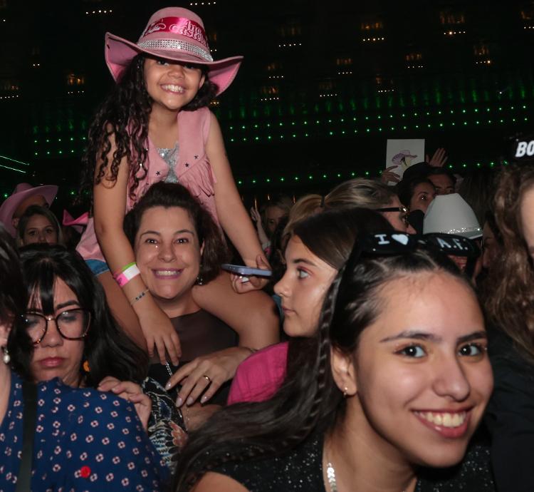 Fãs se fantasia de Ana Castela em show da sertaneja no sábado (21), em São Paulo