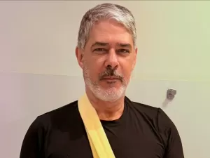 William Bonner mostra braço imobilizado após acidente: 'Agora vai'