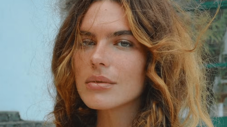 Mariana Goldfarb faz topless e cobre seios com penteado diferente; foto Mariana Goldfarb faz topless e cobre seios com penteado diferente; foto