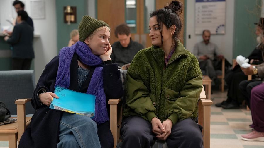 Molly (Michelle Williams) e Nikki (Jenny Slate), em Dying for Sex Molly (Michelle Williams) e Nikki (Jenny Slate), em Dying for Sex