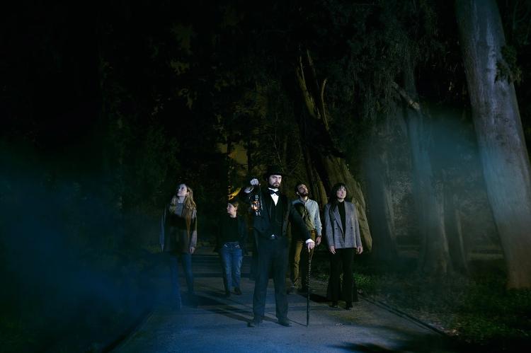 Encenação que assusta os visitantes do "O Armário do Diabo", tradução do rótulo do vinho.