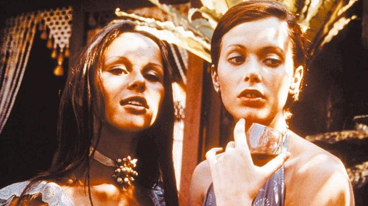 Sylvia Kristel (dir.) e Christine Boisson (esq.) em 'Emmanuelle' (1974)