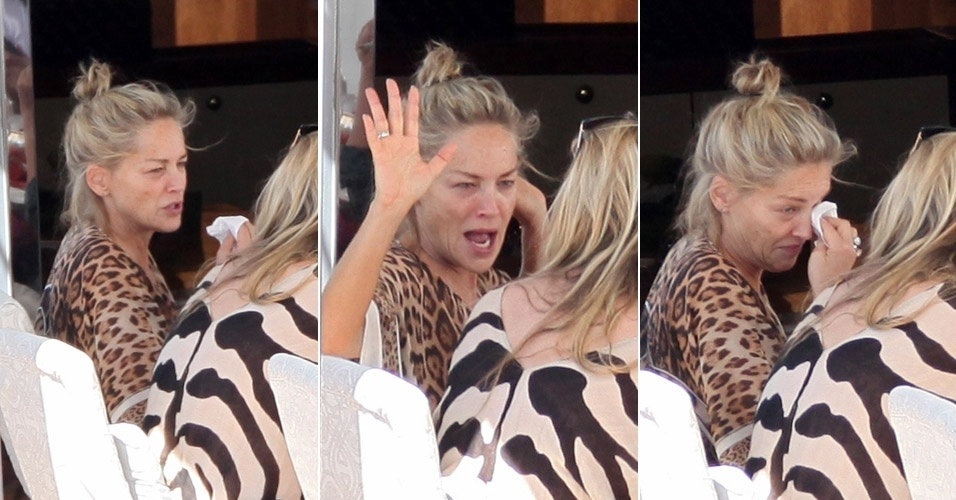 23.mai.2013 - Sharon Stone foi fotografada sem maquiagem e descabelada enquanto tomava café da manhã no iate de Roberto Cavalli, em Cannes. A atriz, que tem 55 anos anos, desfilou no tapete vermelho do Festival de Cannes com looks deslumbrantes ao longo da semana