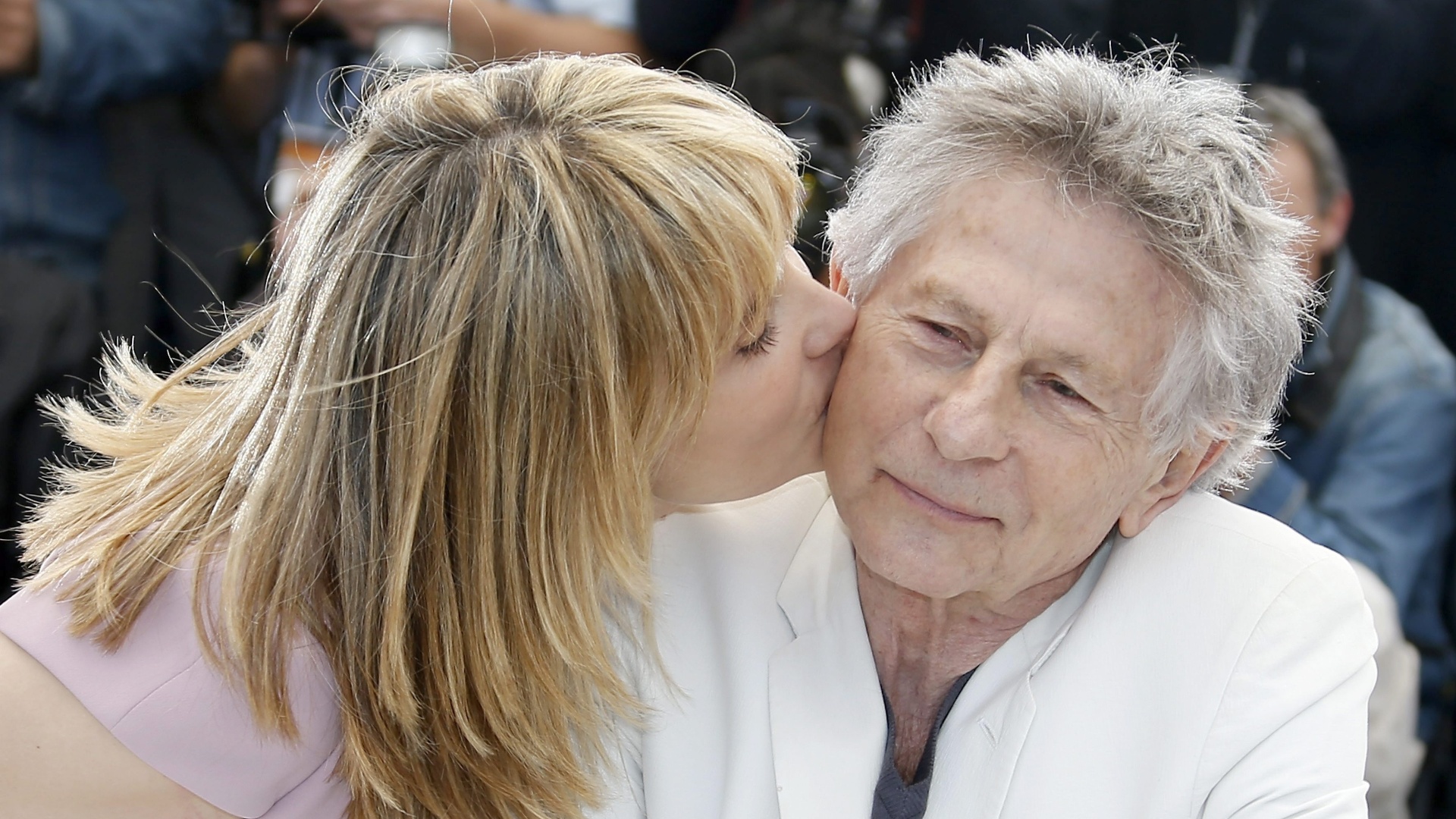 25.mai.2013 - A atriz Emmanuelle Seigner beija o marido, Roman Polanski, em sessão de fotos do filme "Venus in Fur", no Festival de Cannes. A francesa interpreta uma atriz no filme, dirigido por Polanski - Guillaume Horcajuelo/EFE