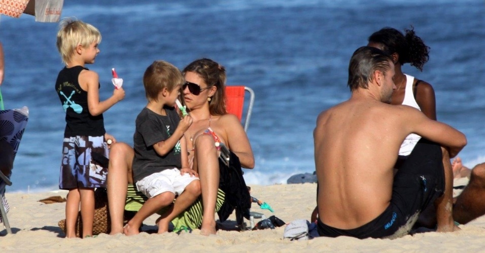 25.mai.2013 - Fernanda Lima curtiu praia no Leblon, zona sul do Rio. A apresentadora estava acompanhado do marido, Rodrigo Hilbert, e dos filhos, os gêmeos Francisco e João