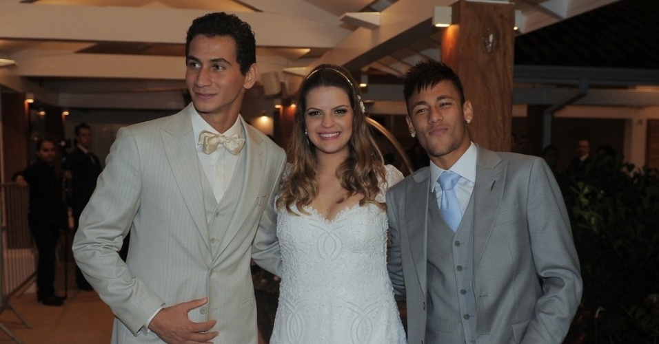 25.mai.2013 - O jogador Paulo Henrique Ganso e Giovanna Costi Gonçalves se casaram em Caraguatatuba, litoral de São Paulo. Neymar foi padrinho da união