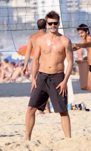 25.mai.2013 - Rodrigo Hilbert curtiu praia no Leblon, zona sul do Rio. O ator estava acompanhado da mulher, Fernanda Lima, e dos filhos, os gêmeos Francisco e João