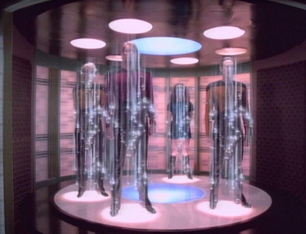 Teletransporte - Mesmo com muita tecnologia, o universo de "Star Wars" não foi capaz de reproduzir um dos desejos mais antigos dos cientistas e curiosos em geral: o teletransporte. Já "Star Trek" resolveu essa questão com transportadores que ficam dentro das naves da série. Uma das frases mais conhecidas do Capitão Kirk é justamente o comando ao personagem Scotty para teletransportá-lo - Reprodução