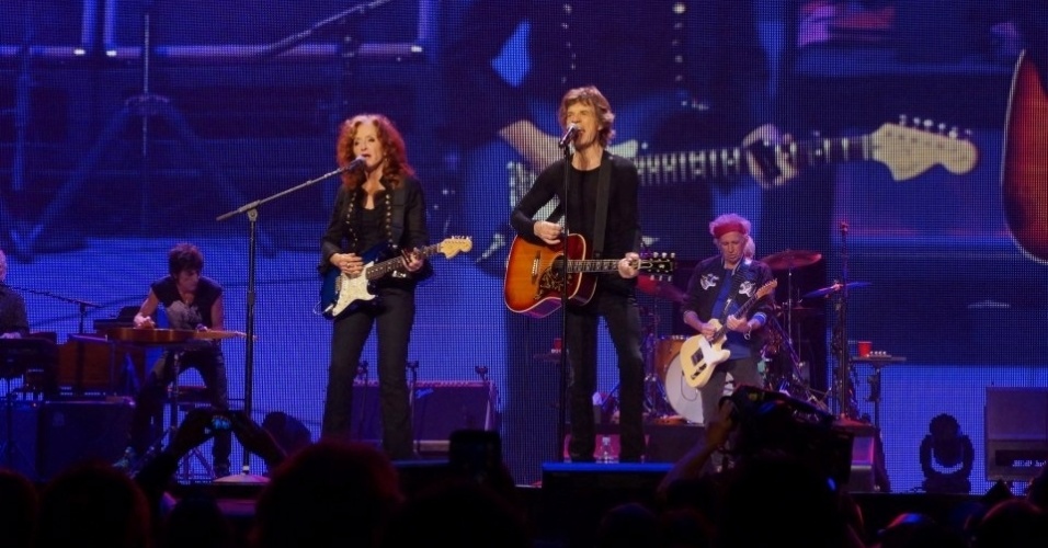 10.mai.2013 - Bonnie Raitt canta "Let It Bleed" com Mick Jagger em show do Rolling Stones em San Jose, Estados Unidos - Reprodução/Facebook