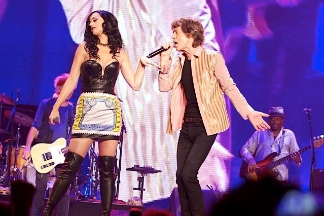 11.mai.2013 - Katy Perry canta "Beast Of Burden" com Mick Jagger em show do Rolling Stones em Las Vegas - Reprodução/Facebook