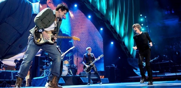  O cantor John Mayer toca "Champagne And Reefer", de Muddy Waters, com o Rolling Stones em Anaheim, Califórnia - Reprodução/Facebook