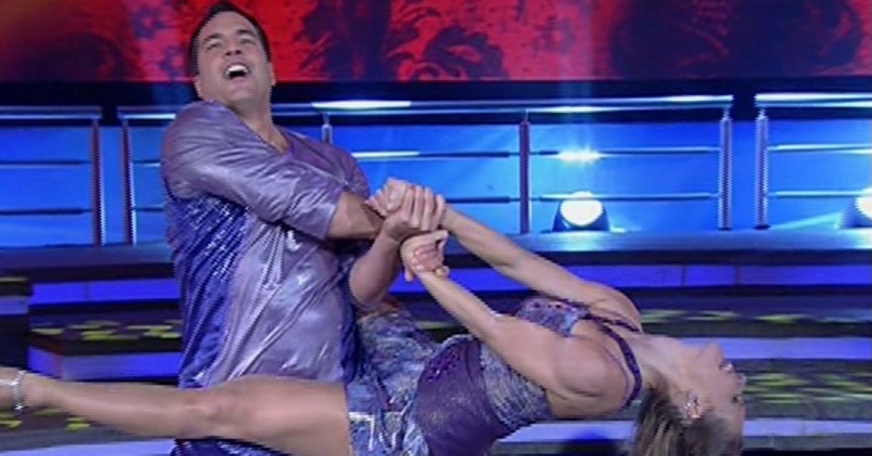 26.mai.2013 - Daniel Boaventura e Juliana Valcézia dançam  "Don´t let me be misunderstood", do grupo Santa Esmeralda, no quadro "Dança dos Famosos"