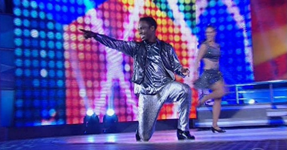 26.mai.2013 - Edílson e Lidiane Rodrigues dançam "Let's Dance", de Donna Summer, no quadro "Dança dos Famosos"