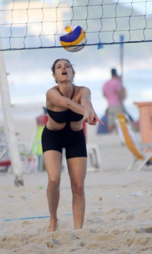 26.mai.2013 - Fernanda Lima curtiu praia no Leblon, zona sul do Rio. A apresentadora estava acompanhado do marido, Rodrigo Hilbert, e dos filhos, os gêmeos Francisco e João