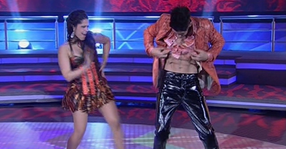 26.mai.2013 - Gusttavo Lima e Ana Flávia Simões dançam "Let´s Groove", de Earth Wind and Fire, no quadro "Dança dos Famosos"