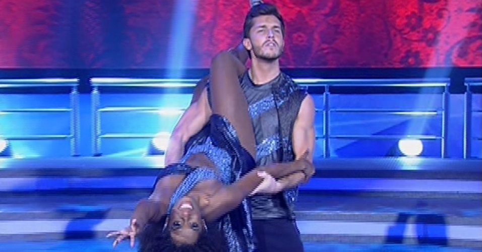 26.mai.2013 - Klébber Toledo e Ivi Pizzott dançam "Got to be real", de Cheryl Linn, no quadro "Dança dos Famosos"