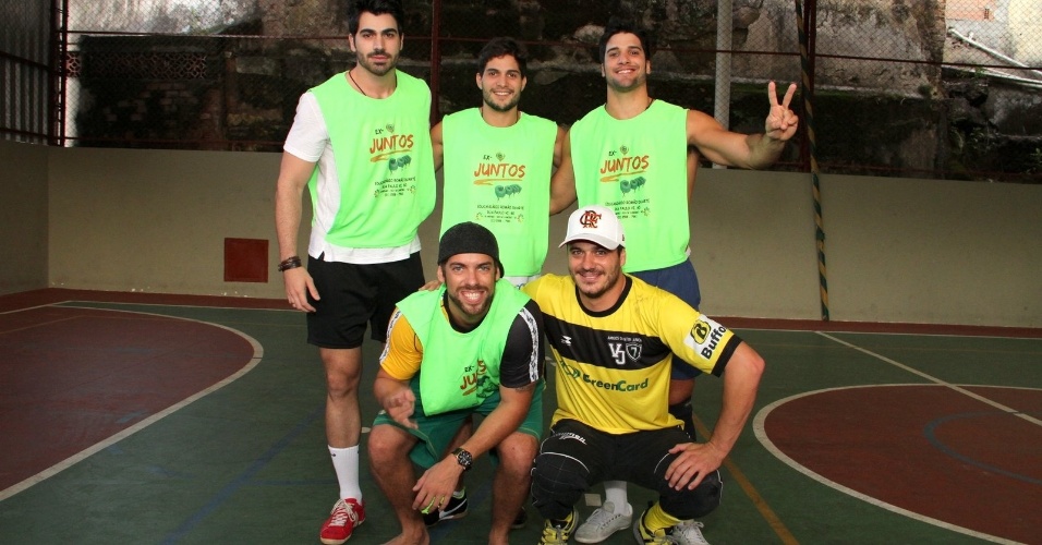 26.mai.2013 - Os ex-BBB's Rodrigão, André e Marcello (em pé), Mau Mau e Rafa (agachados) participaram de uma partida de futebol em prol a um orfanato do Rio