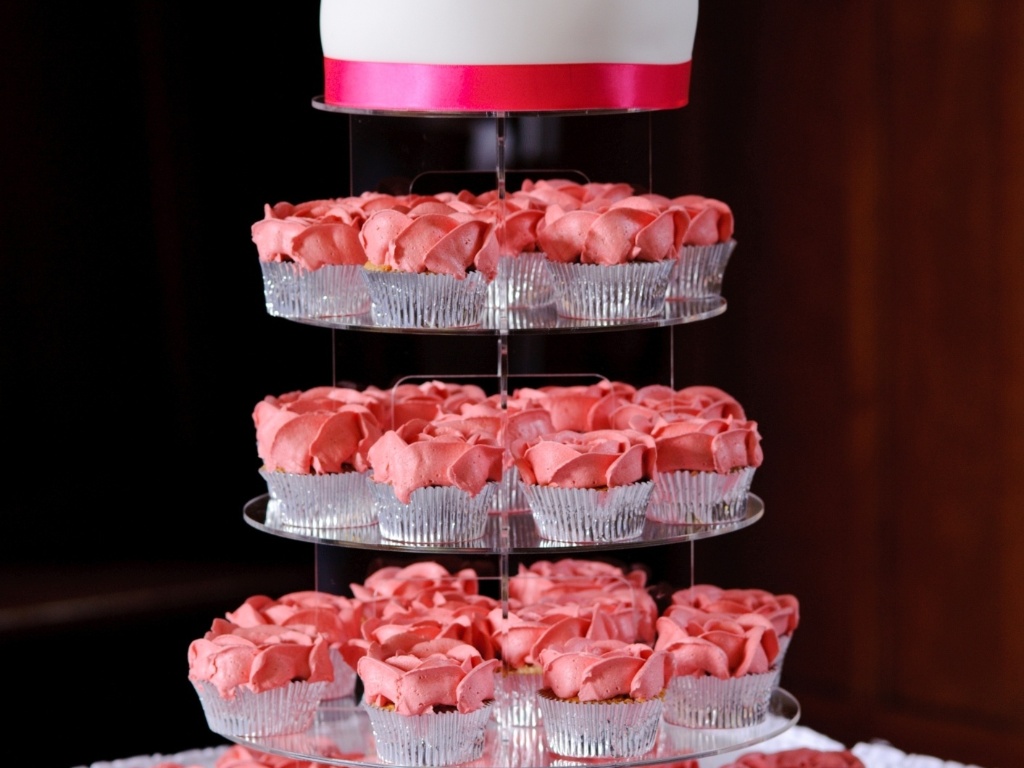 Bolo para 'mini wedding' em torre de cupcakes rosas - Thinkstock