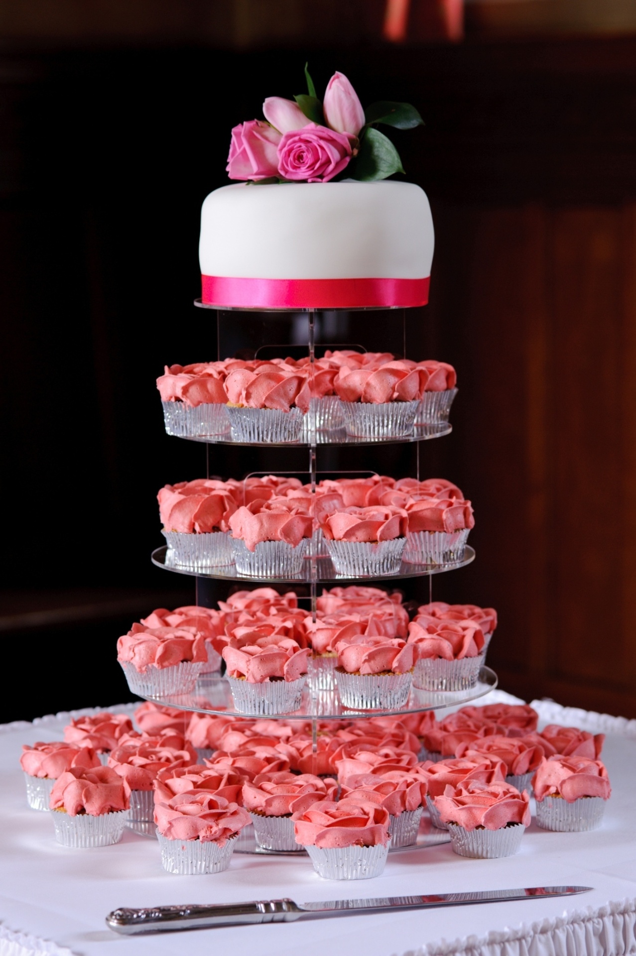 Bolo para 'mini wedding' em torre de cupcakes rosas - Thinkstock
