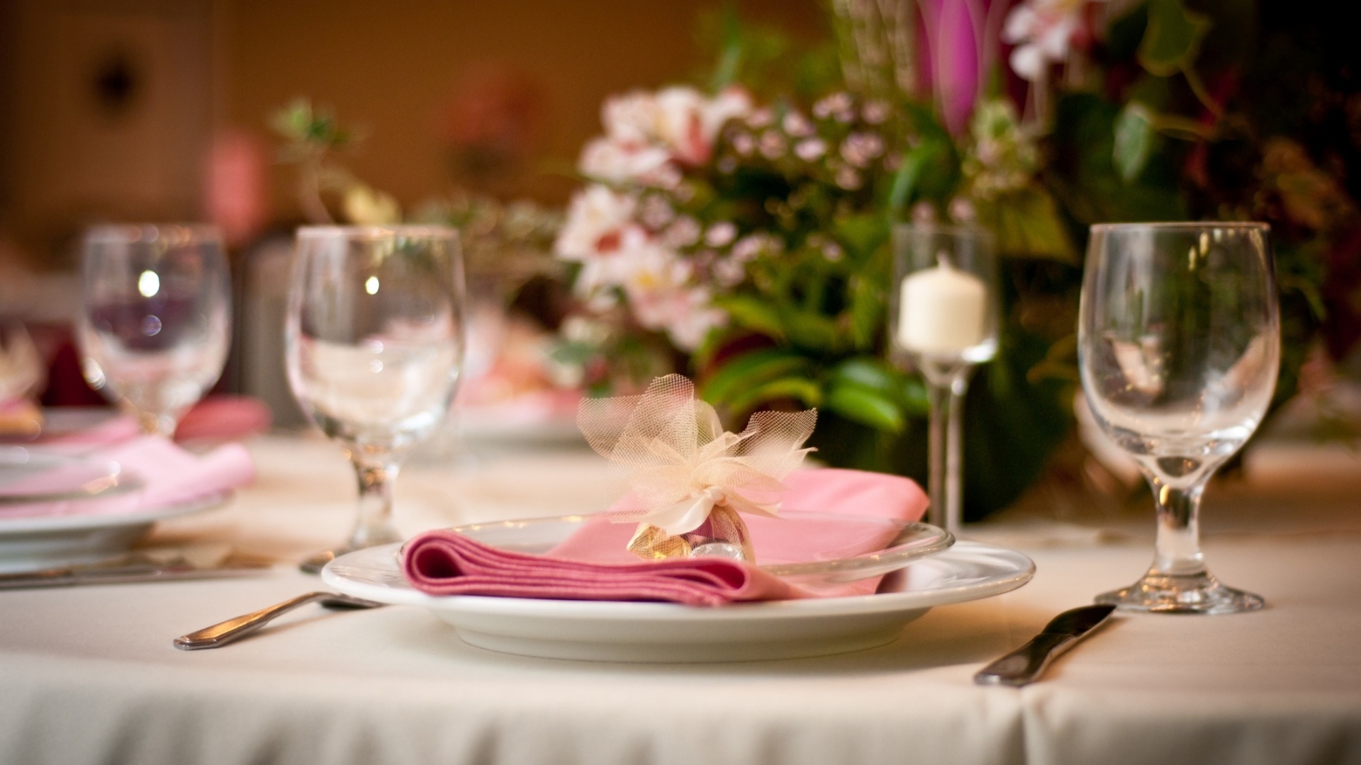 Decoração de mesa em branco, rosa claro e dourado - Thinkstock