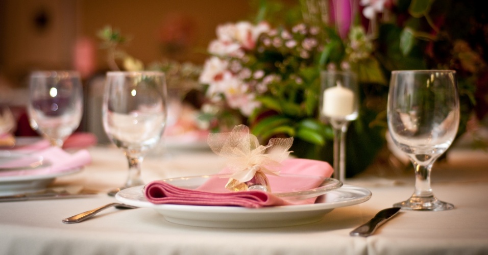 Decoração de mesa em branco, rosa claro e dourado