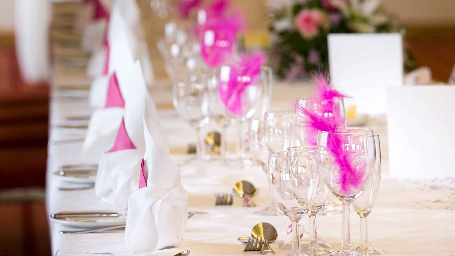 Taças decoradas com plumas pink - Thinkstock