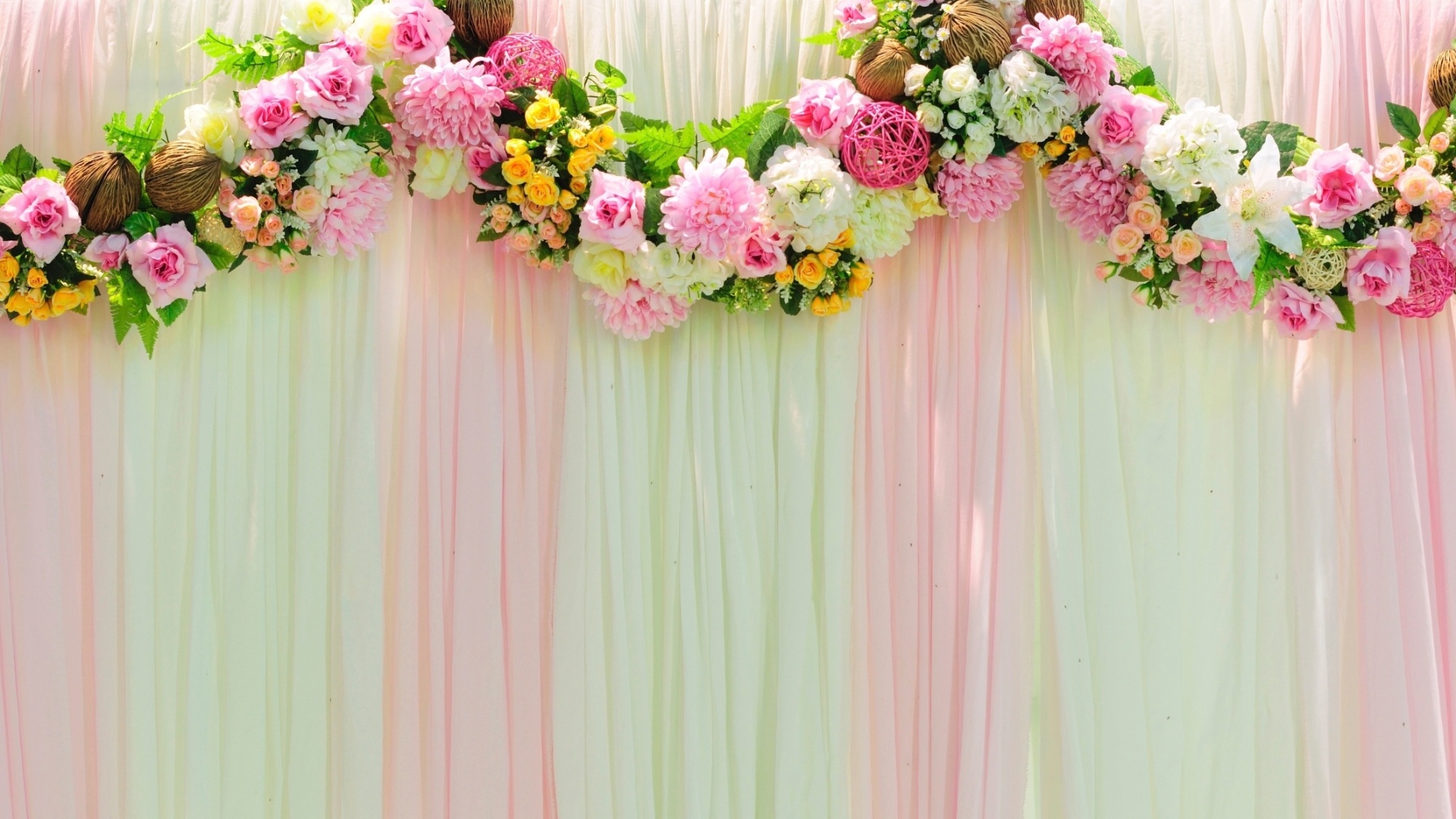 Imagem de matéria do Casamentoclick sobre como incluir a cor rosa na decoração do casamento - Thinkstock
