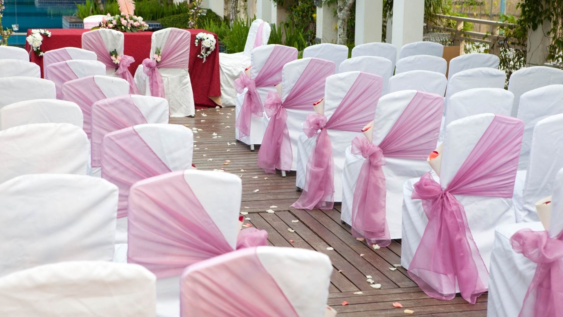 Cerimônia ao ar livre em branco e tecido rosa queimado (ou rosa antigo) enfeitando as cadeiras - Thinkstock